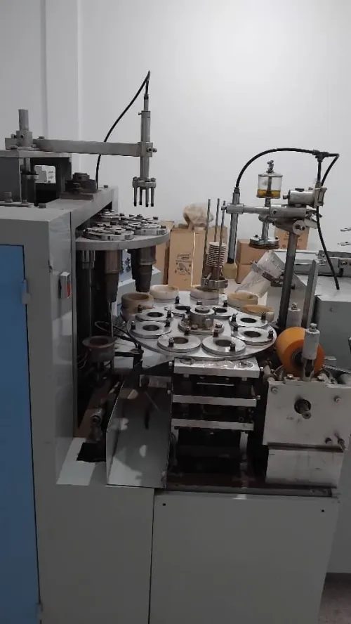 Machine fabrication gobelet