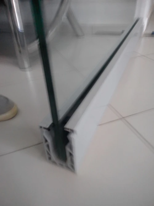Garde corps en verre. Rampe d'escaliers, séparation de piscine