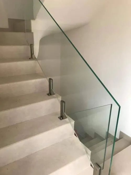 Garde corps en verre. Rampe d'escaliers, séparation de piscine