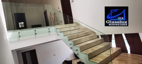 Garde corps en verre. Rampe d'escaliers, séparation de piscine