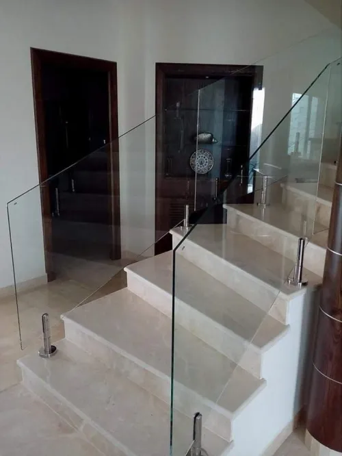 Garde corps en verre. Rampe d'escaliers, séparation de piscine