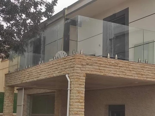 Garde corps en verre. Rampe d'escaliers, séparation de piscine