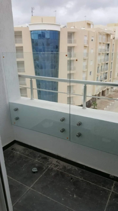 Garde corps en verre. Rampe d'escaliers, séparation de piscine