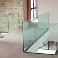 Garde corps en verre. Rampe d'escaliers, séparation de piscine