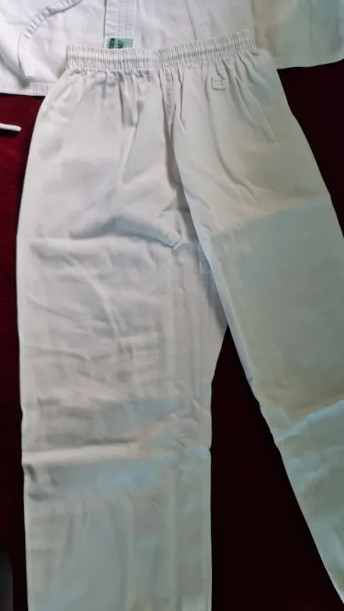 KIMONO KARATE 10-12 ans bonne etat Pontalon (86 cm / Veste 70 cm) Prix 3500 DA unite