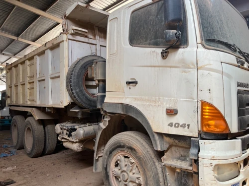 Hino 700 benne basculante 26 tonnes Hino 700 benne basculante 26 tonnes 2010