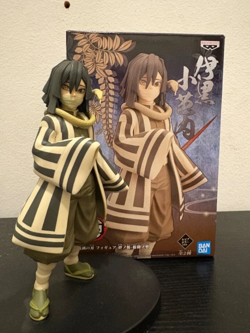 Figurine Obanai Iguro avec socle.