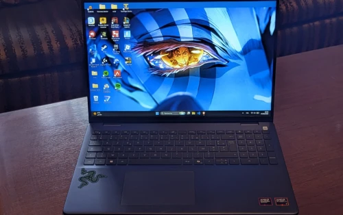 DELL INSPIRON 16 5645 /AMD RYZEN 7 8840U/16GB DDR5/AMD RADEON 780M GRAPHICS/1T/16 FHD+