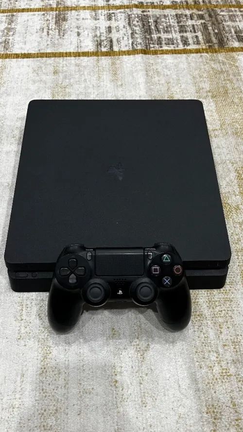Ps4 slim avec une seule manette et ces cables et FC24