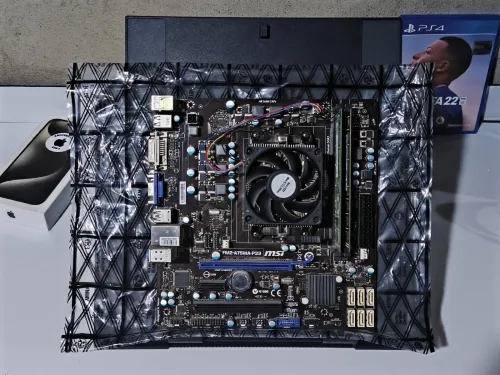 carte mère MSI avec processeur AMD et 8 GB de ram ddr 3