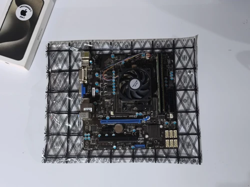 carte mère MSI avec processeur AMD et 8 GB de ram ddr 3
