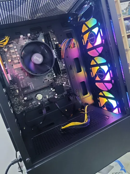 PC GAMER ( RYZEN 5 5600GT + B550M + 8GB + 256GB SSD ) 