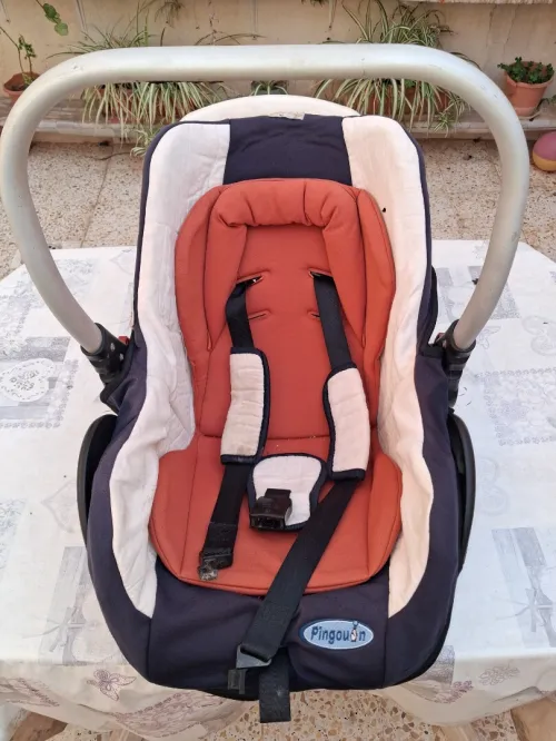 un lit bébé+ un siège auto سرير أطفال + كرسي أطفال للسيارة