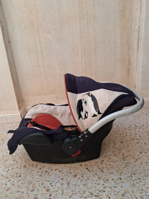 un lit bébé+ un siège auto سرير أطفال + كرسي أطفال للسيارة