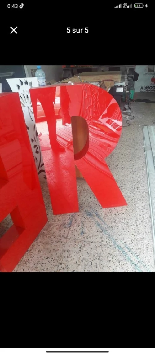 Enseigne lumineuse et aluco bond