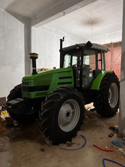 Tracteur défenseur deutz fahr 150CV 150 CV 2015