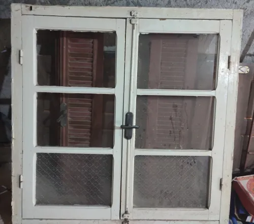 Une fenêtre en bois 