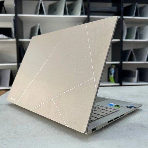 Asus Zenbook 14 OLED Gaming 14 pouce 120Hz i9 13900H 32 Go LPDDR5 512 Go SSD NVMe NVIDIA GeForce RTX 3050 Laptop GPU 4 Go GDDR6