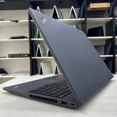 Lenovo ThinkPad P16s 15,6 pouce Ryzen 5 6650U 16 Go DDR5 512 Go SSD AMD Radeon PRO