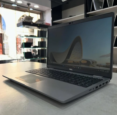 Dell Precision 3590 jamais utilisé 15,6 Ultra 7 165H 32 Go de RAM DDR5 512 Go SSD NVIDIA RTX 500 Ada Generation 4 Go GDDR6