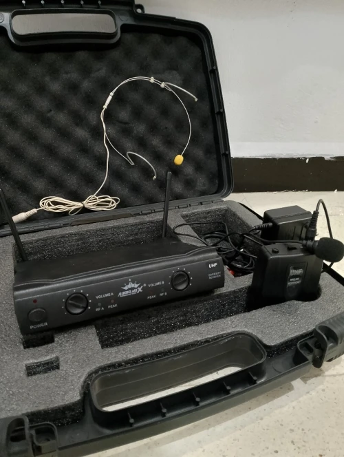 Système de microphone sans fil UHF (Ultra High Frequency).
