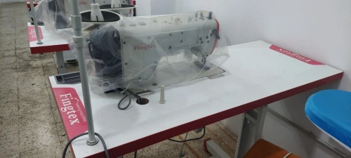Lot de machine pour un atelier de confection de vêtements