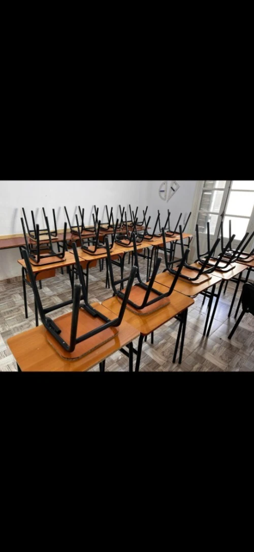 Tables et chaises scolaires