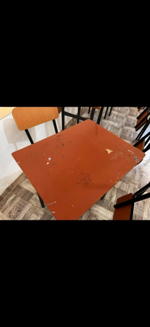 Tables et chaises scolaires