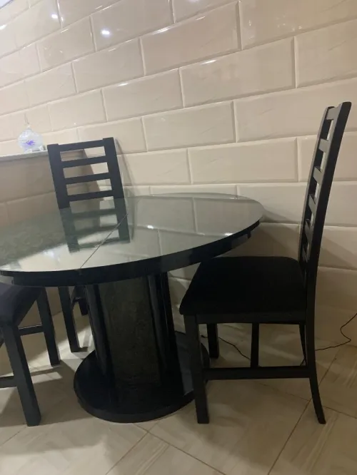 Table ronde avec 5 chaises
