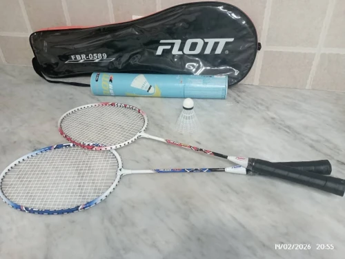 2 raquettes de badminton avec leurs sac + une boîte de balles/shuttles