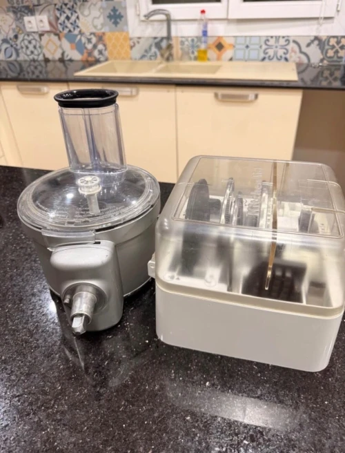 Pétrin KitchenAid avec accessoires et extracteur de jus et découpe légumes