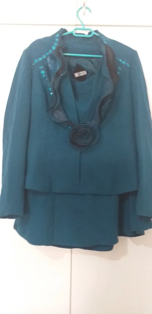 Ensemble neuf jamais porté tres chic couleur bleu pétrole 