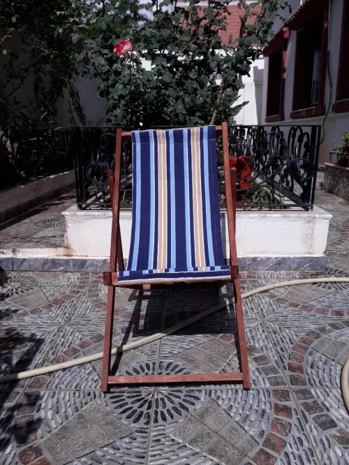 Chaise longue en bois rouge 