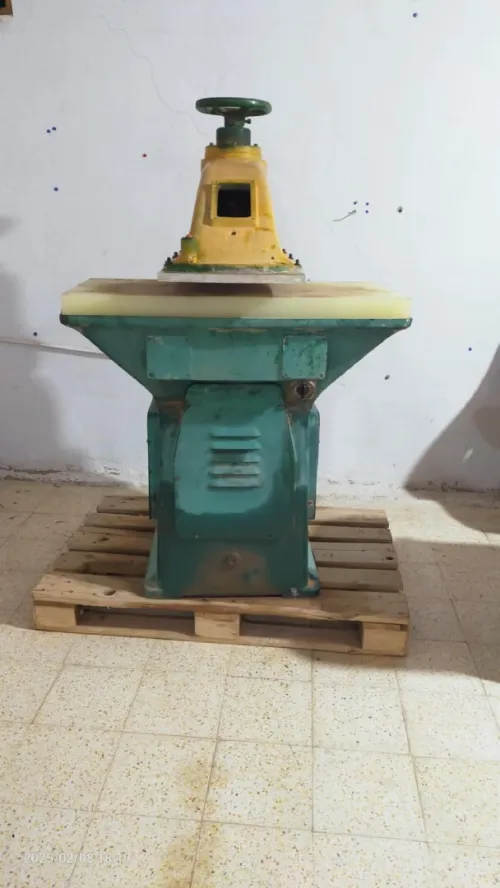 Presse hydraulique Italy 