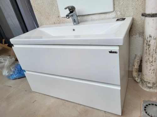 Lavabo de salle de bain avec son robinet
