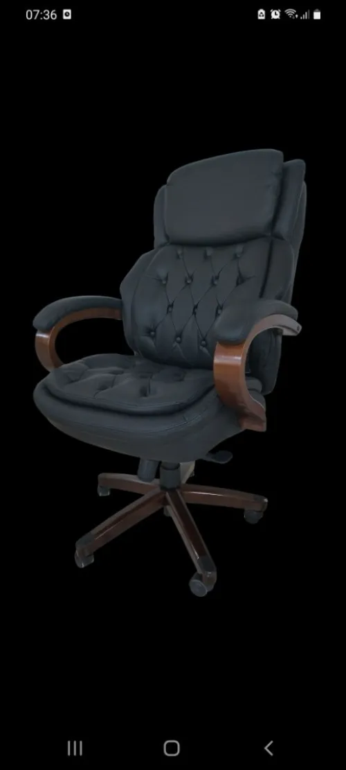 chaise direction les accoudoirs en bois