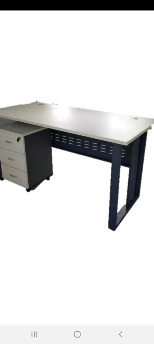 Bureau  piétement métallique 