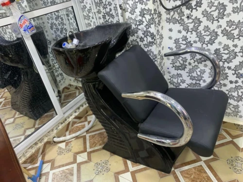 À vendre : 5 fauteuils de barbier en cuir avec miroirs lumineux + bac de lavage - excellent état