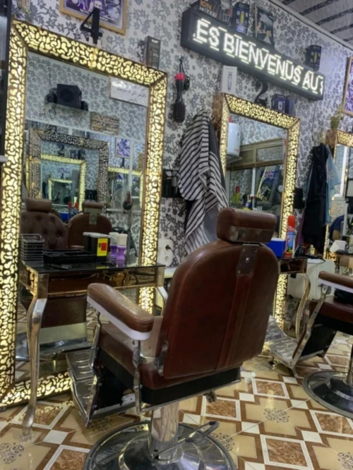 À vendre : 5 fauteuils de barbier en cuir avec miroirs lumineux + bac de lavage - excellent état