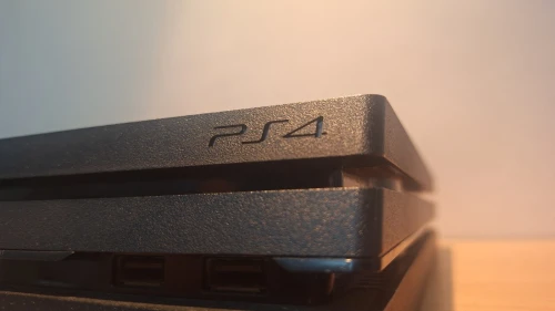 Ps4 pro très bon état stockage 250gb
