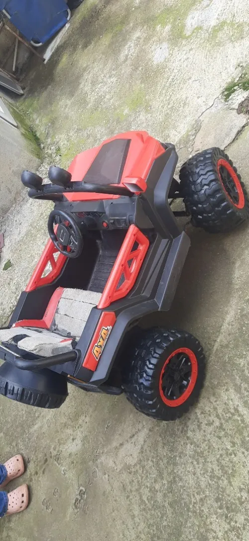 Voiture électrique enfant, très très bonne état, 4x4 ,les pneus goumé,fiha music flach disc,march manuel et par la commande,batrie et chargeur d'origine ..
