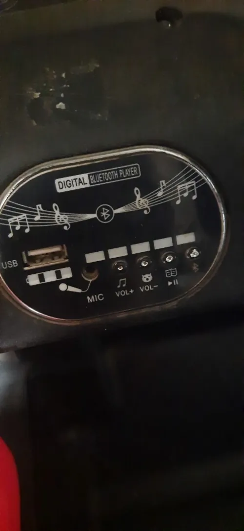 Voiture électrique enfant, très très bonne état, 4x4 ,les pneus goumé,fiha music flach disc,march manuel et par la commande,batrie et chargeur d'origine ..