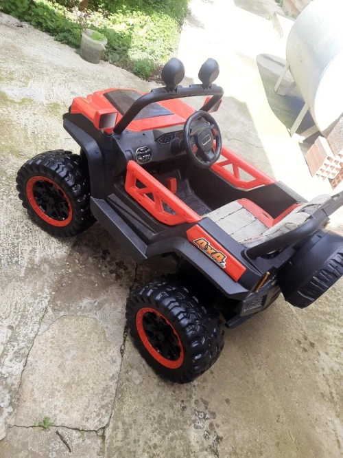 Voiture électrique enfant, très très bonne état, 4x4 ,les pneus goumé,fiha music flach disc,march manuel et par la commande,batrie et chargeur d'origine ..