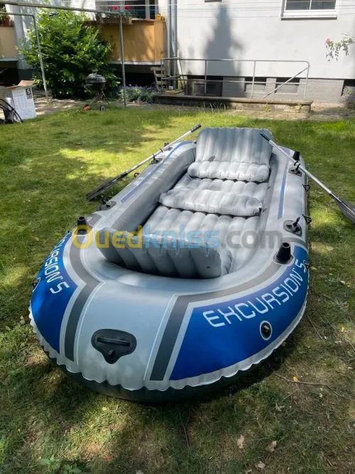 Bateau gonflable avec deux Rames et Pompe Inclus INTEX 68325