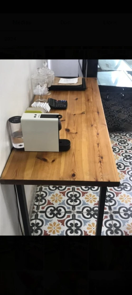 Deux tables bois rouge