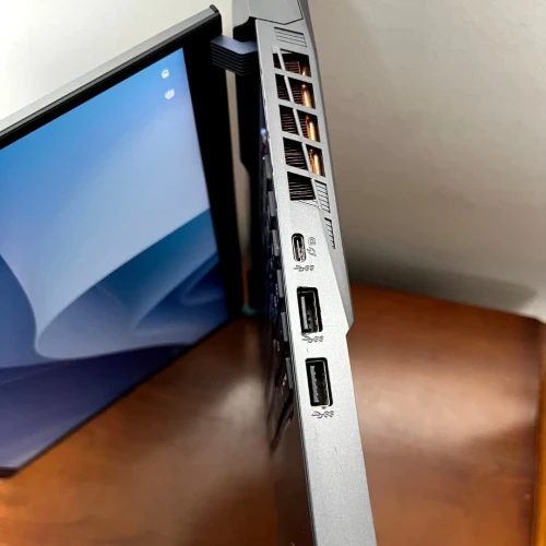 Laptop MSI VECTOR 17HX I9-14900HX / RTX4080 / 32Go DDR5 / 17" QHD+ 240Hz