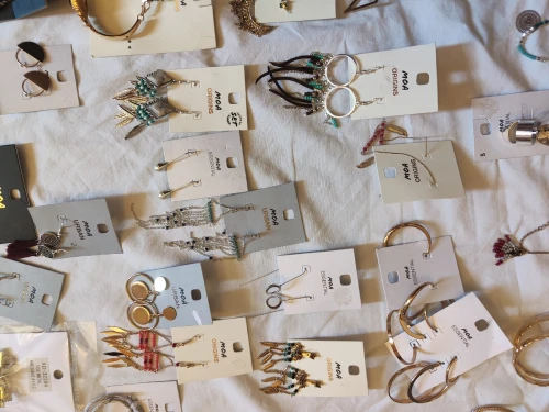 Bijoux de marque MOA: colliers, bagues, boucles d'oreilles, broches ... Tout est neuf 