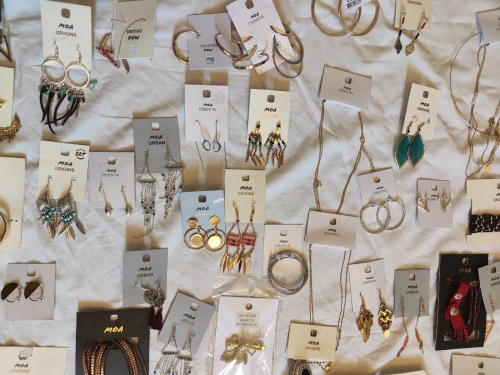 Bijoux de marque MOA: colliers, bagues, boucles d'oreilles, broches ... Tout est neuf 