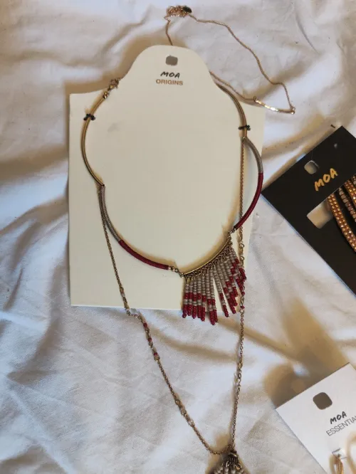 Bijoux de marque MOA: colliers, bagues, boucles d'oreilles, broches ... Tout est neuf 