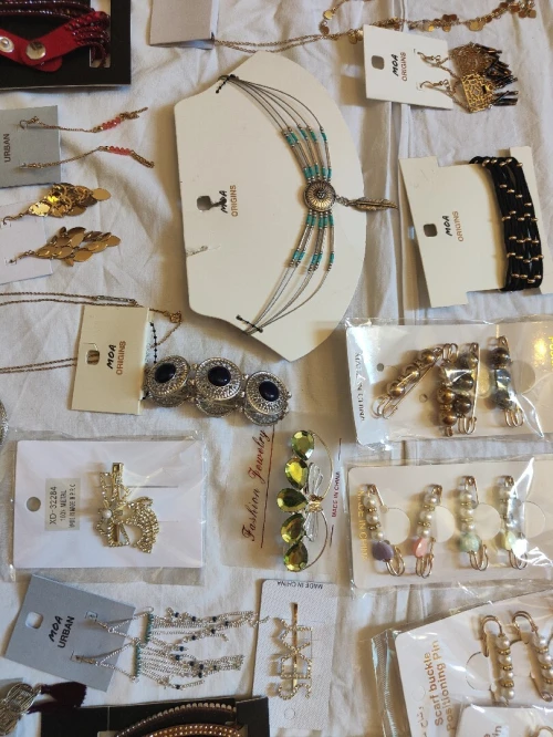 Bijoux de marque MOA: colliers, bagues, boucles d'oreilles, broches ... Tout est neuf 
